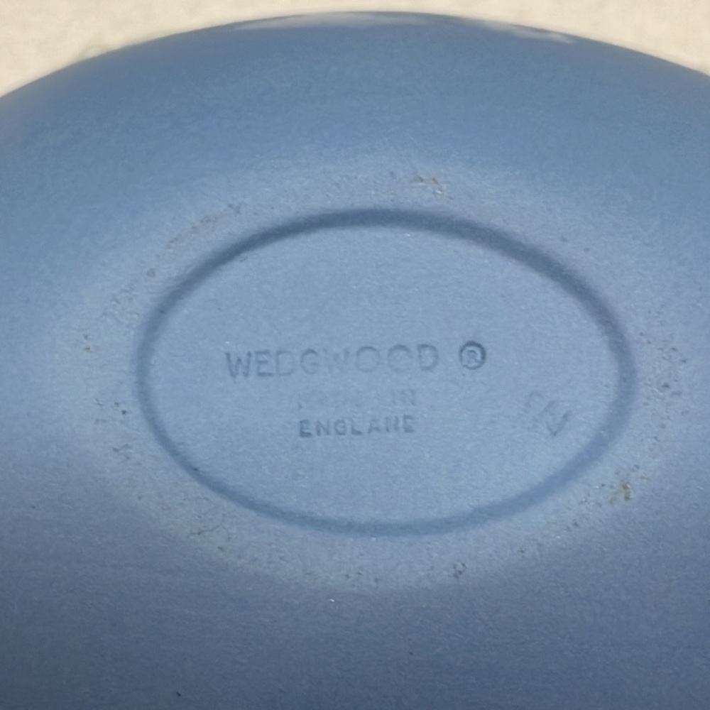 Wedgewood blue jasperware egg shaped box - Picture 9 of 11